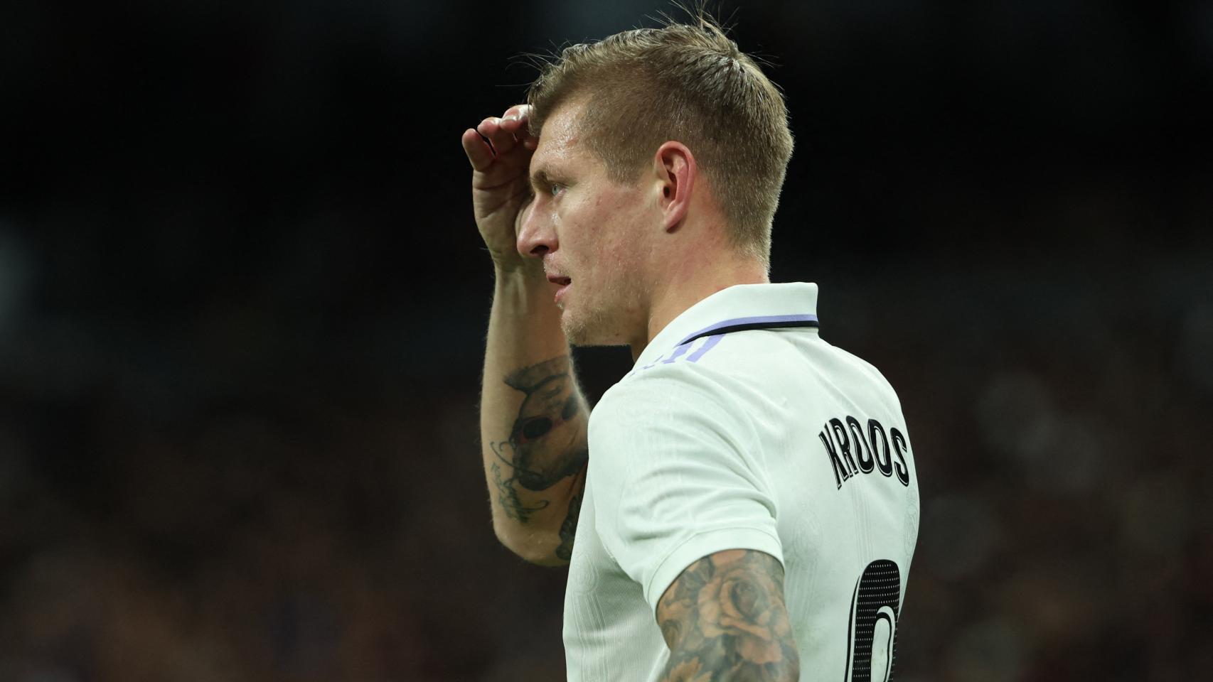 Toni Kroos espera para sacar una falta lateral al área
