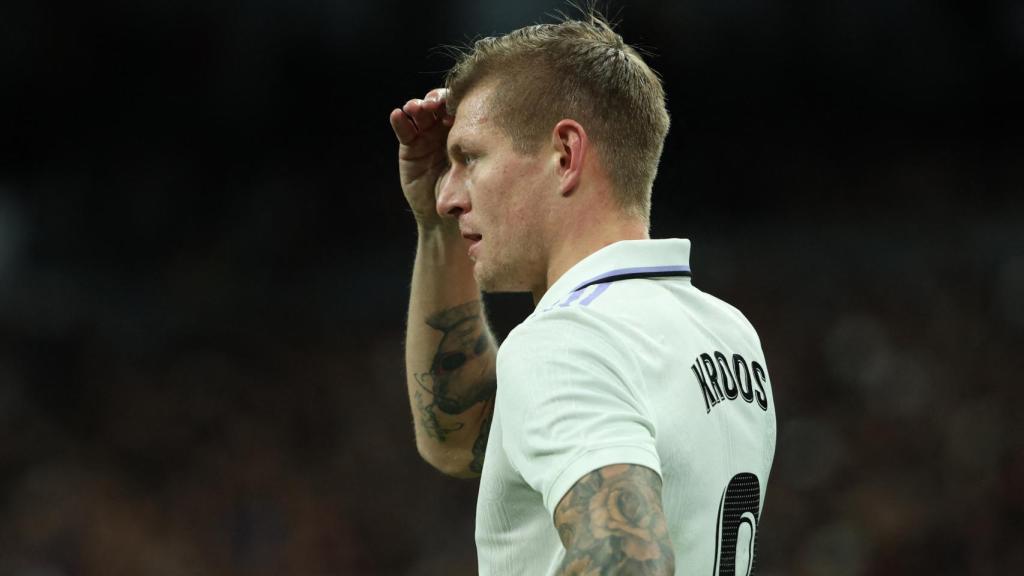 Toni Kroos espera para sacar una falta lateral al área