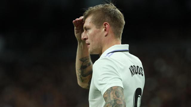 Toni Kroos espera para sacar una falta lateral al área