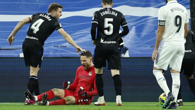 Álex Remiro celebra una parada contra el Real Madrid
