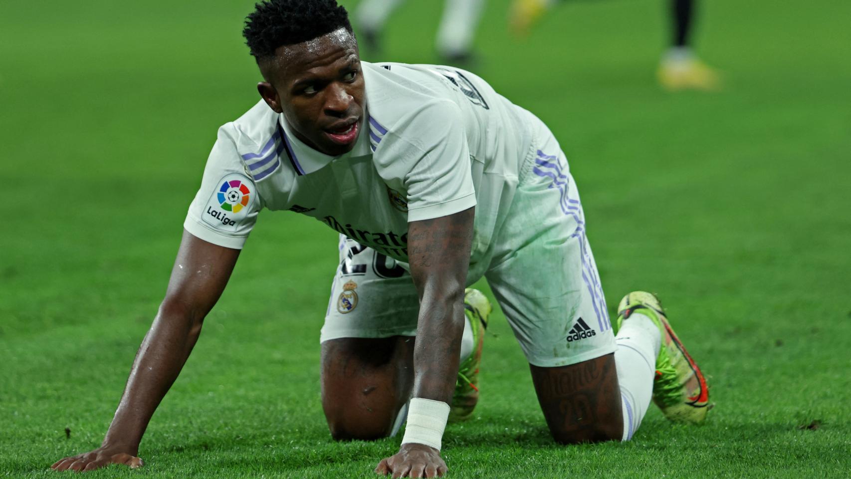 Vinicius se levanta tras recibir una falta