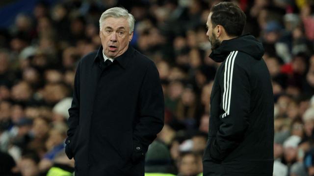Carlo Ancelotti habla con su hijo Davide en la banda del Santiago Bernabéu