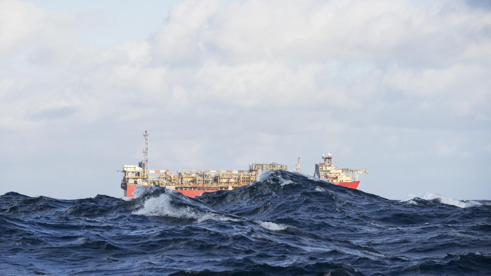 Una plataforma de petróleo en el mar.