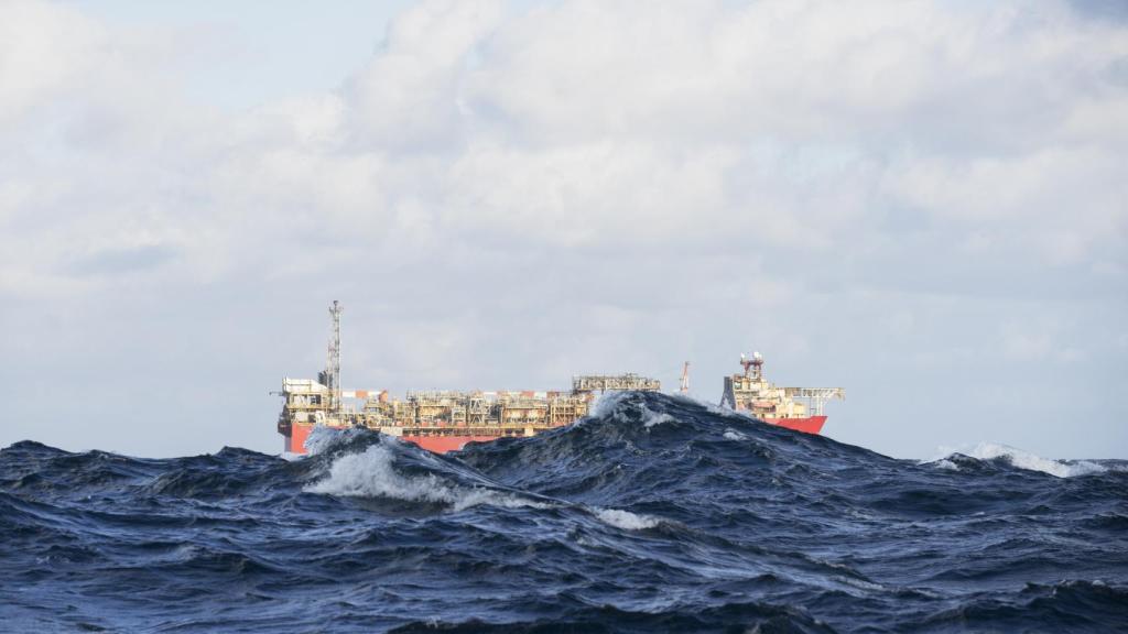 Una plataforma de petróleo en el mar.
