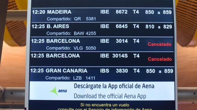 Un panel informativo muestra dos vuelos cancelados, en la zona de salidasTerminal 4 del Aeropuerto Madrid-Barajas Adolfo Suárez.