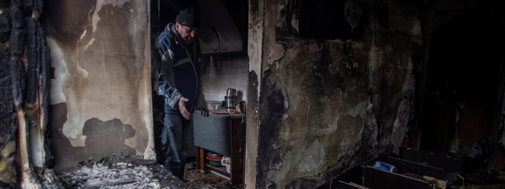 Un hombre ucraniano, en su destruida casa en Kostiantynivka.