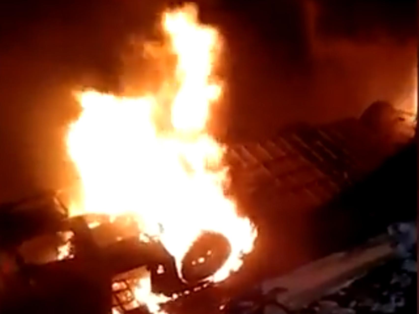 Imagen del autobús en el momento en el que se incendia
