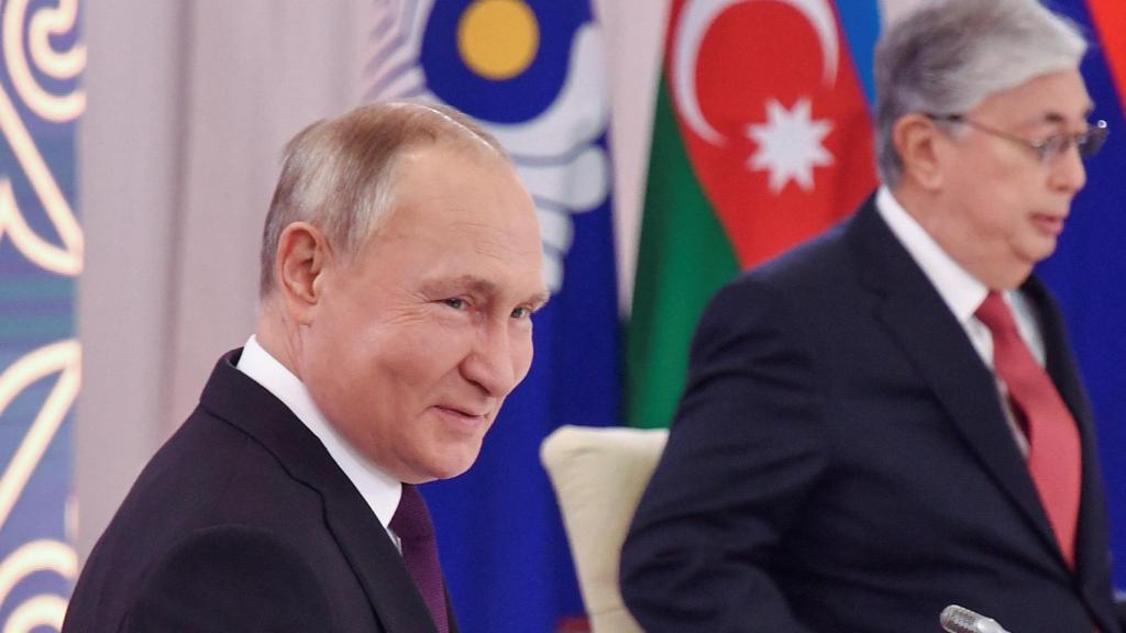El presidente ruso, Vladímir Putin, y su homólogo kazajo, Kassym-Jomart Tokayev, en una cumbre de octubre.