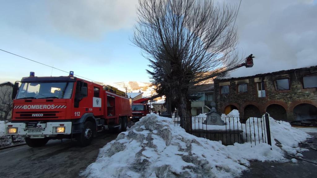 El cambio de bomberos de León junto a las antiguas escuelas de Boca de Huérgano.
