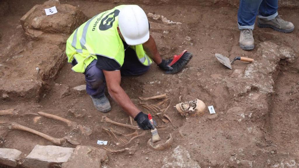 Restos humanos encontrados en la parcela.