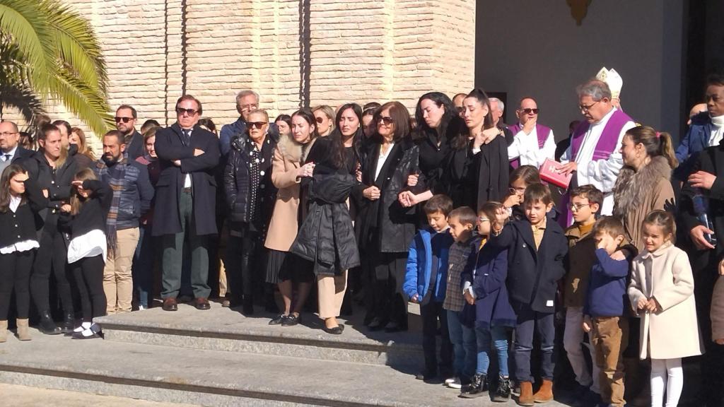 María Dolores García Mascarell (c), rodeada de sus hijas y nietos, esperando la llegada del féretro con los restos mortales de su difunto esposo, José Luis Mendoza.