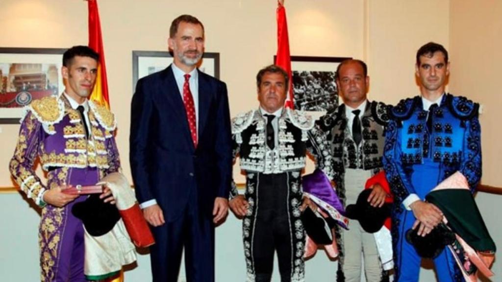 Las Ventas. Recepción de S.M. Felipe VI al diestro Talavante y su cuadrilla de a pie. Julio López entre los presentes.