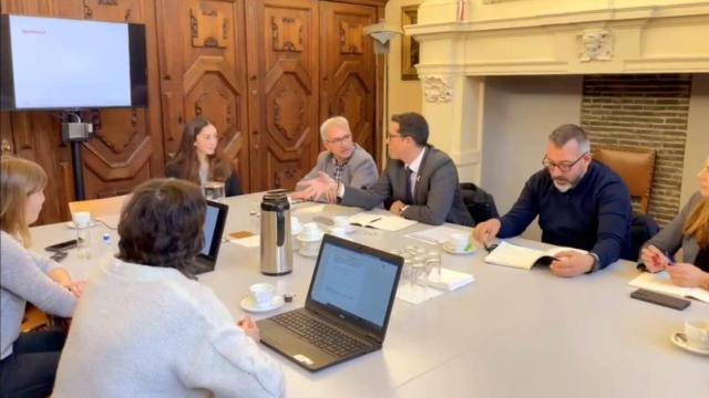 Reunión de la delegación de Elda en Gante, con Rubén Alfaro a su cabeza.