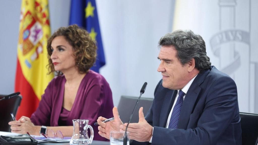 La ministra de Hacienda y Función Pública, María Jesús Montero y el ministro de Inclusión, Seguridad Social y Migraciones, José Luis Escrivá