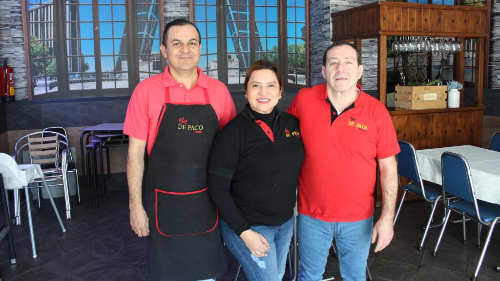 Juan Sánchez, Kelly Peña y Francisco Porrero, los tres trabajadores del Bar de Paco.