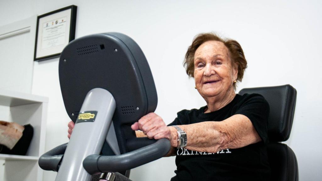 Carmen haciendo ejercicio en la bicicleta estática.
