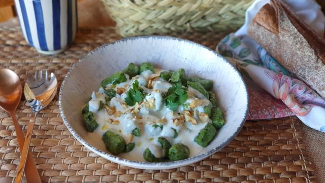Ñoquis de espinacas con salsa de queso, un plato principal vegetariano para San Valentín