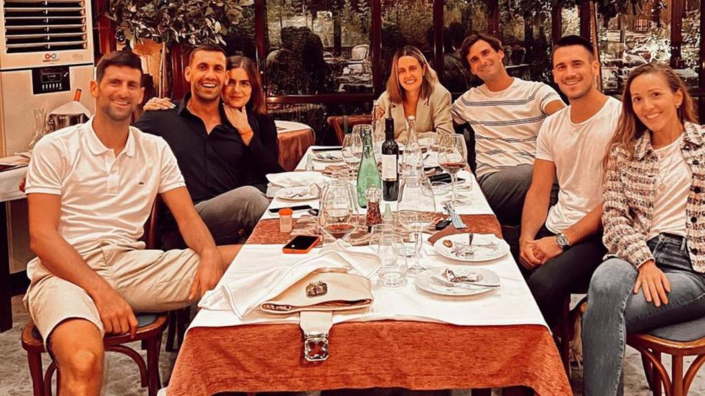 Carlos Gómez-Herrera, segundo por la izquierda, junto a Djokovic y sus hermanos