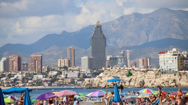 Imagen de la zona de Poniente de Benidorm, vista desde la playa de Levante.