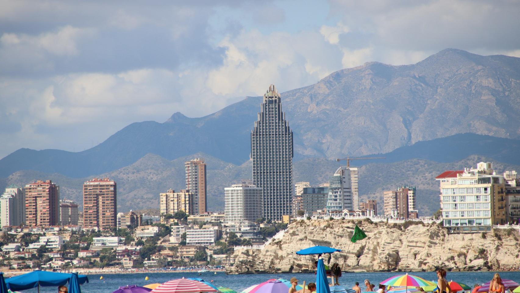 Imagen de la zona de Poniente de Benidorm, vista desde la playa de Levante.