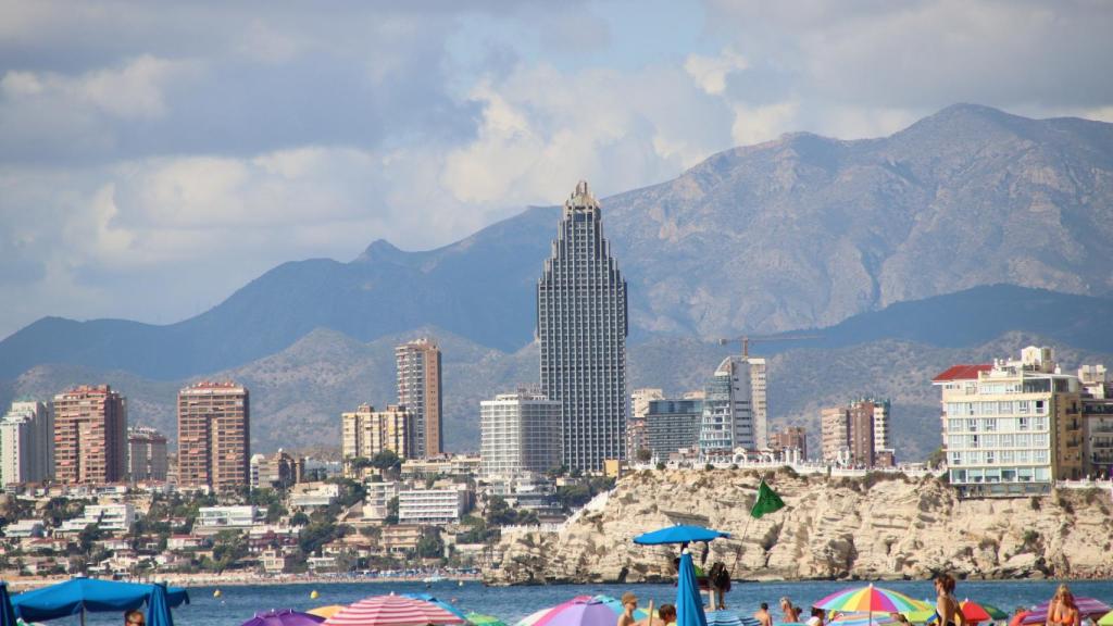 Imagen de la zona de Poniente de Benidorm, vista desde la playa de Levante.