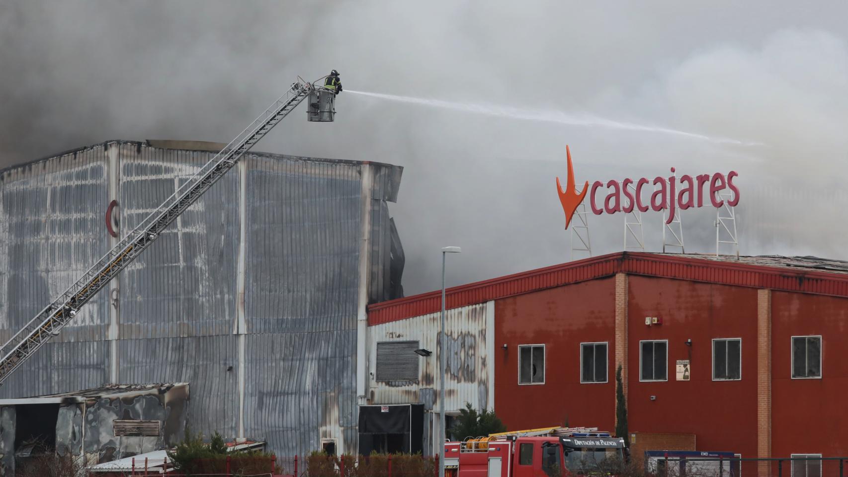 Los bomberos intentan sofocar las llamas que devoran la fábrica de Cascajares en Palencia.