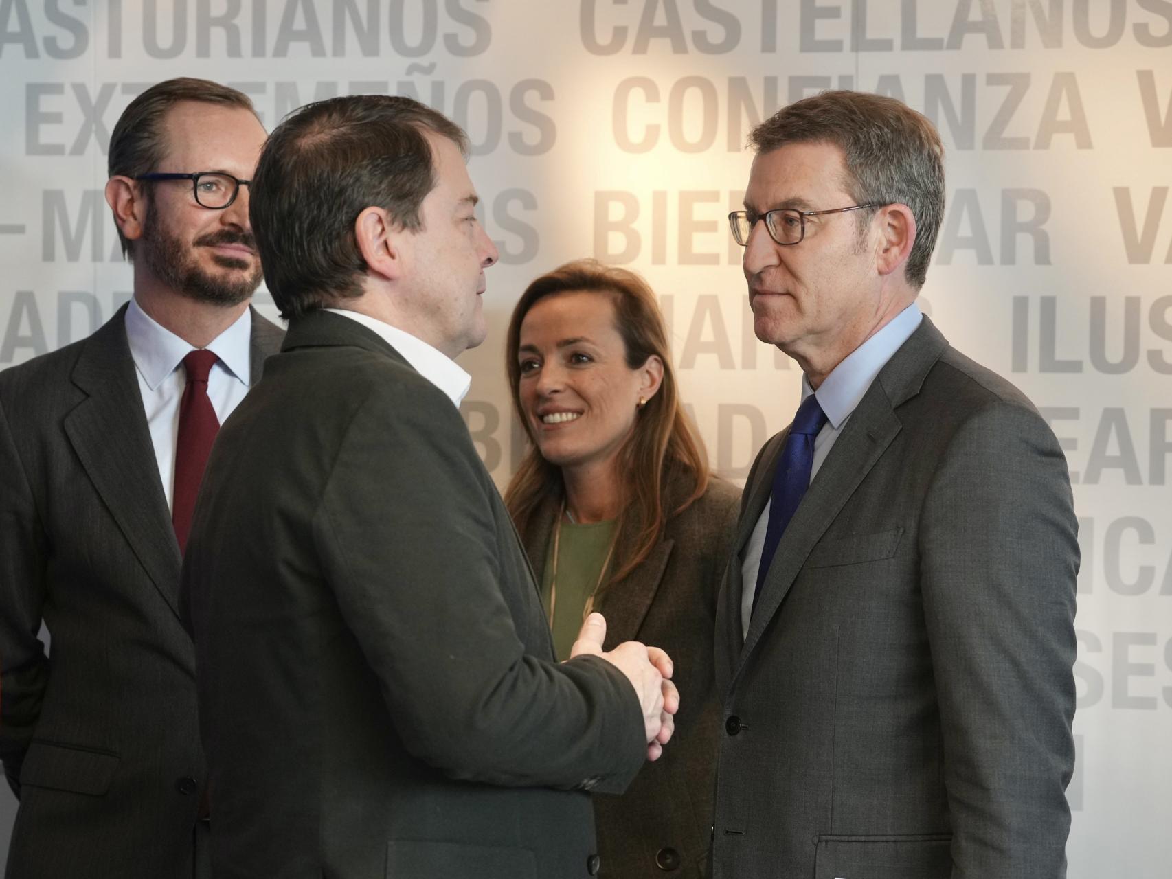 El presidente de la Junta, Alfonso Fernández Mañueco, y el líder del PP, Alberto Núñez Feijóo, durante el Comité Ejecutivo Nacional de este lunes.