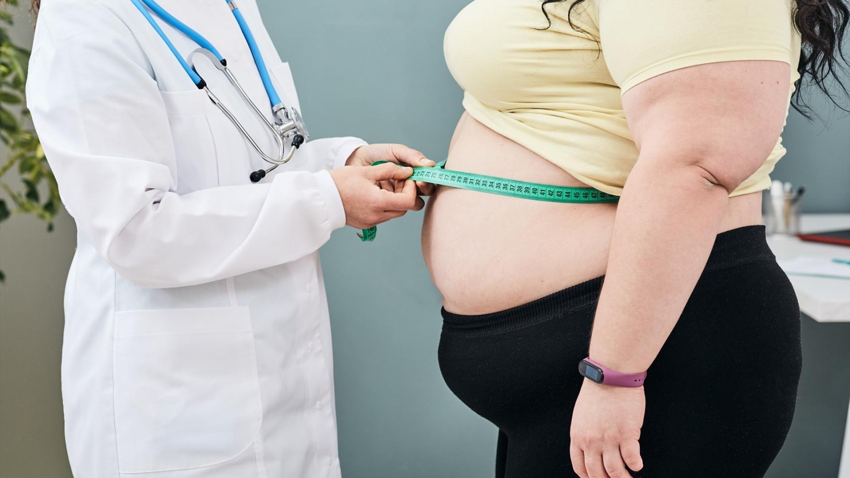 La prevalencia de obesidad en España entre los mayores de edad es del 23%.
