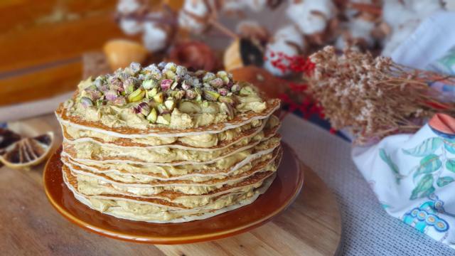 Tarta de pistacho y crepes, un postre delicado y más fácil de lo que parece