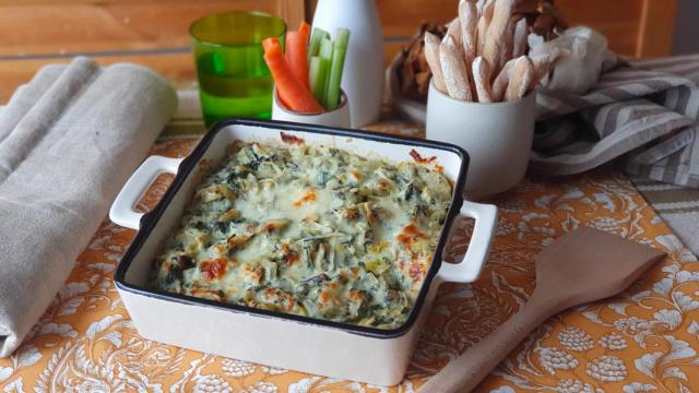 Dip de alcachofas y espinacas, un aperitivo de temporada para compartir
