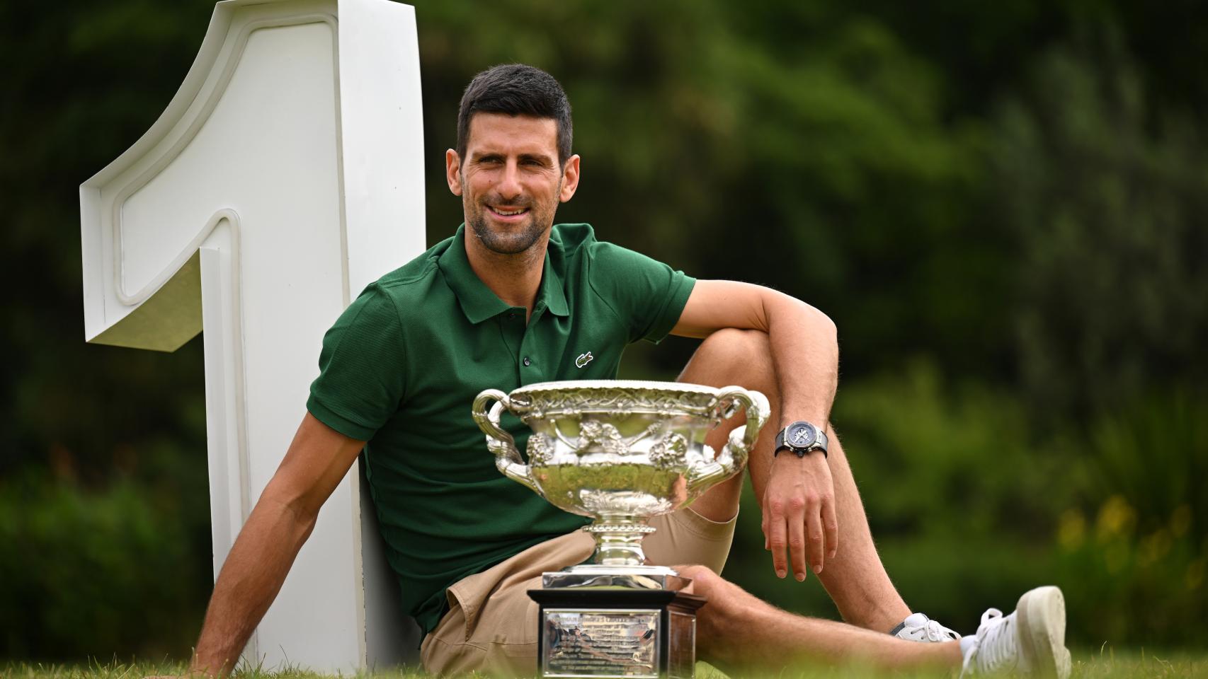 Novak Djokovic posa con el título del Abierto de Australia 2023