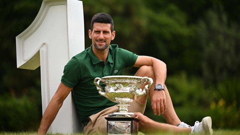 Novak Djokovic posa con el título del Abierto de Australia 2023