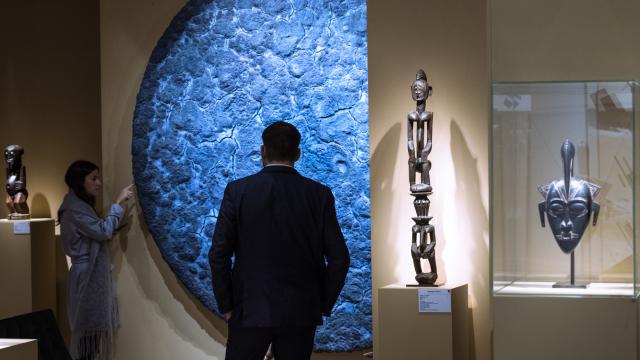 El 'stand' de la galería barcelonesa Montagut, en el que su responsable, Guilhem Montagut, rodeado de arte tribal contempla una obra de Bosco Sodi. Foto: BRAFA 2023 - Galería Montagut © Olivier Pirard