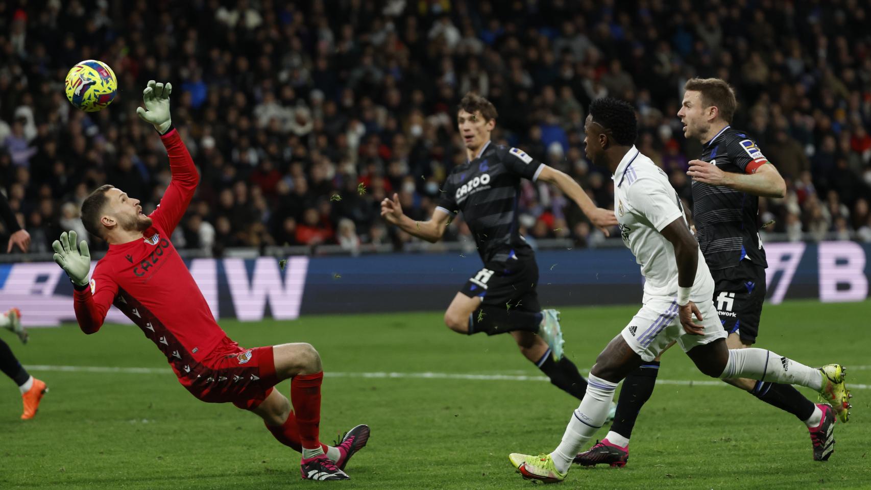 Alex Remiro le realiza una gran parada a Vinicius