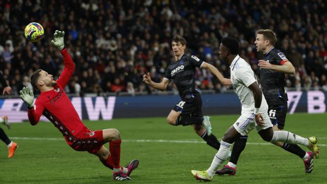 Alex Remiro le realiza una gran parada a Vinicius