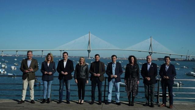 El presidente de la Junta de Andalucía, Juanma Moreno, con los candidatos a las capitales de provincia.