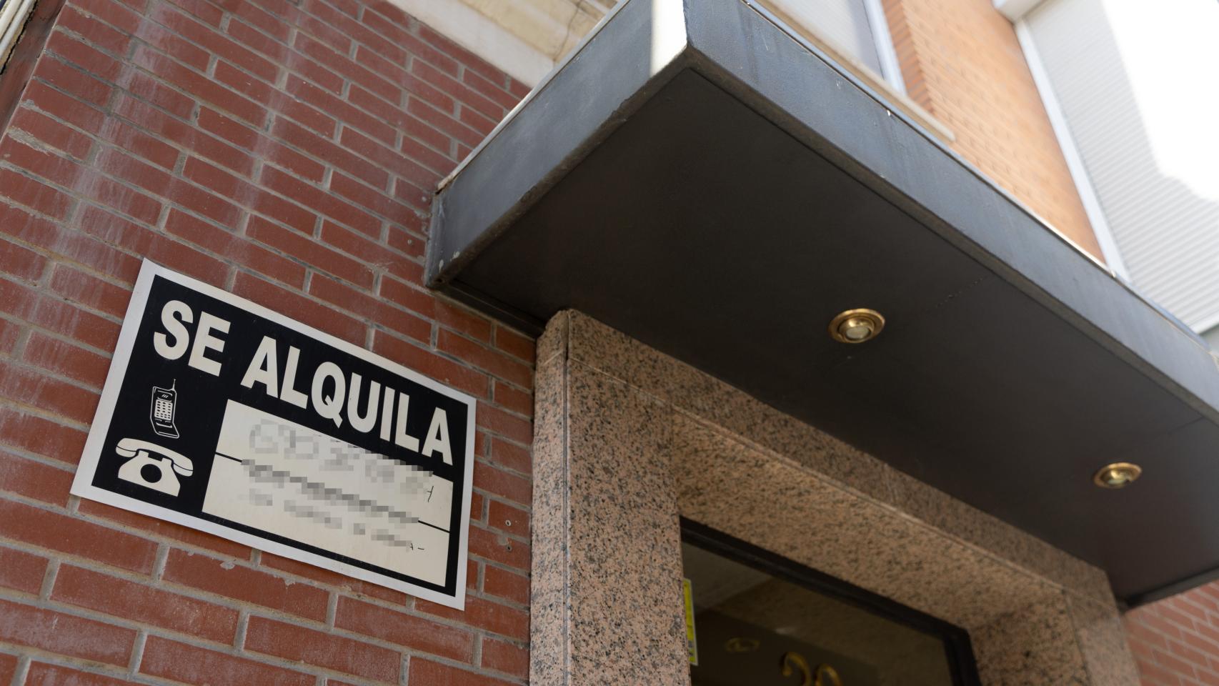 Cartel de alquiler en un bloque de viviendas.
