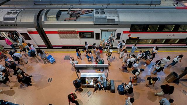 Viajeros de Cercanías en la estación de Atocha (Madrid).