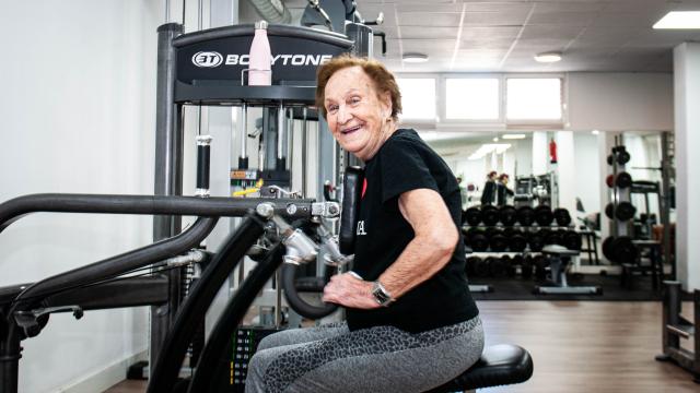 Carmen Miranda, vecina centenaria de Alcorcón, entrenando en el gimnasio.