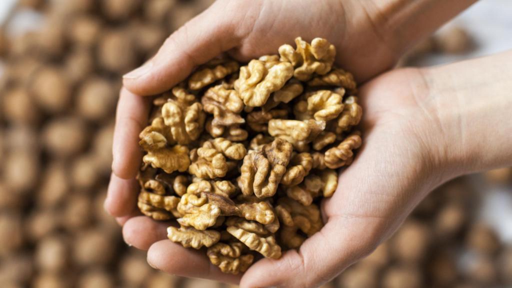 Unas manos sosteniendo un puñado de nueces.