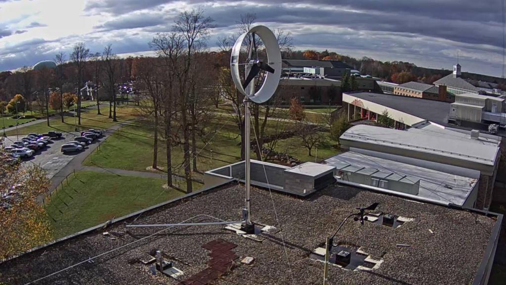 El aerogenerador instalado en el tejado de un edificio.