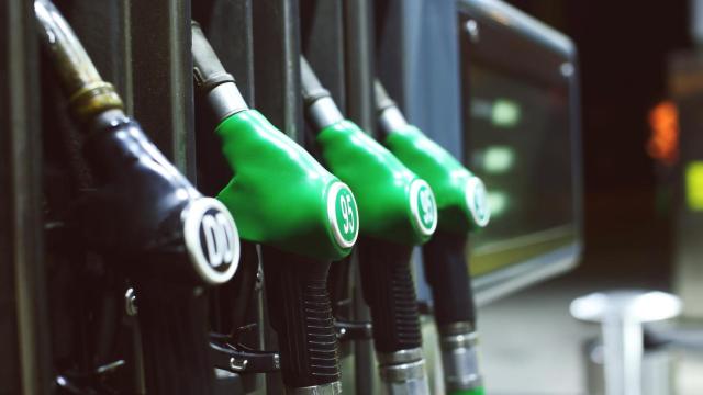 Varias mangueras en una gasolinera.