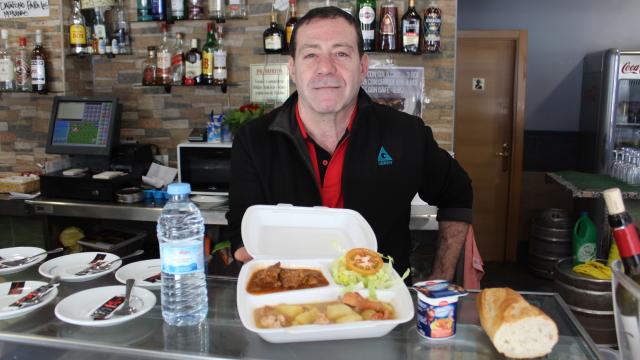 Francisco Porrero, dueño del Bar de Paco, presentando el menú del día de 3,50 euros.