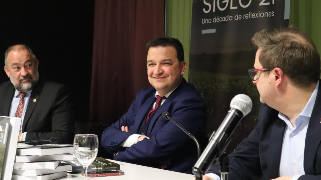 El libro de Francisco Martínez Arroyo fue presentado por el rector de la Universidad de Castilla-La Mancha, Julián Garde