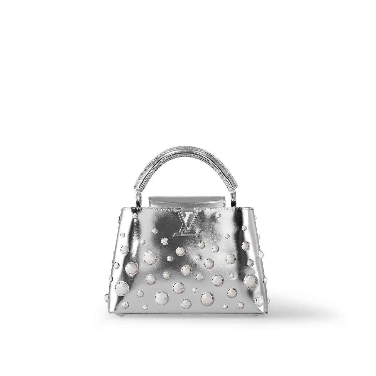 Bolso Capucines BB de la línea 'Metal Dots' (7.200 €).
