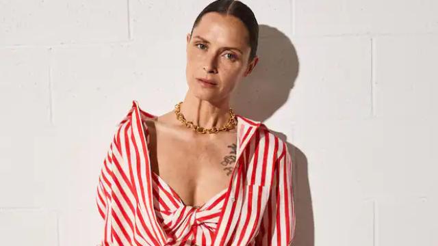 Detalle del vestido de rayas de Mango.