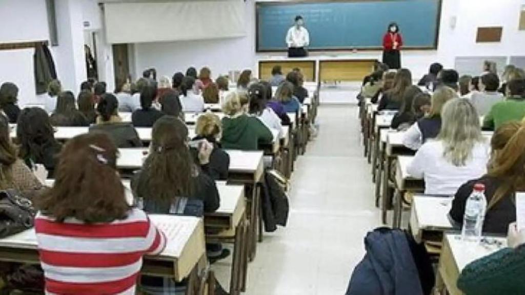 Personas realizando un exámen.