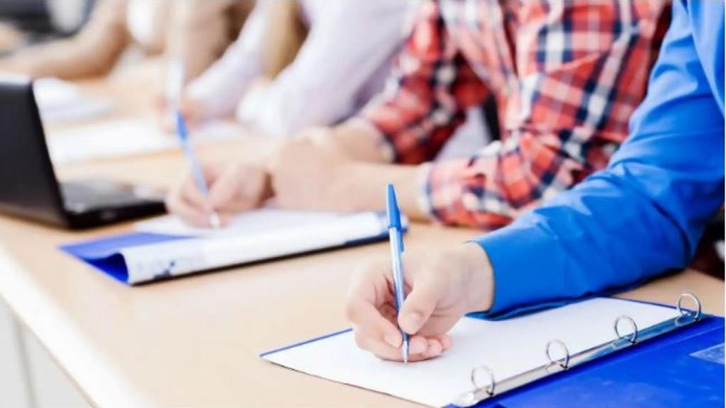 Personas realizando un examen.