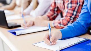 Personas realizando un examen.