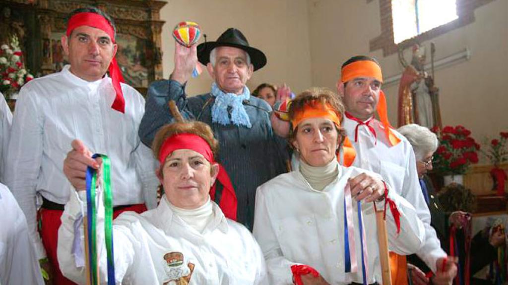 Danzantes con las gargantillas de San Blas